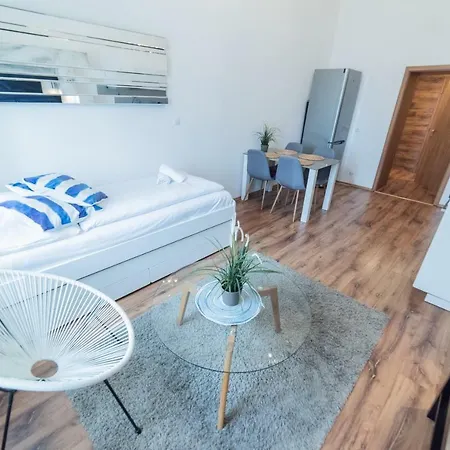 Appartement Wooden Decorated Near River And Central Bus Station *