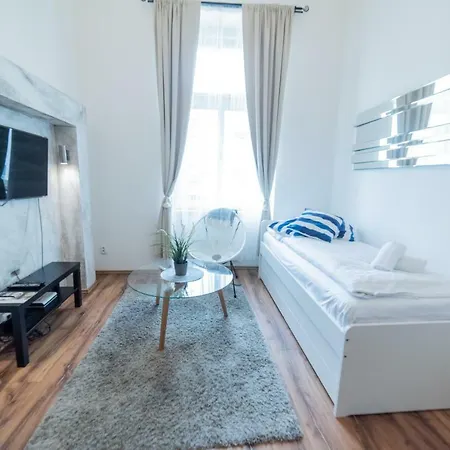 Wooden Decorated Near River And Central Bus Station Appartement