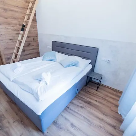 Wooden Decorated Near River And Central Bus Station Appartement