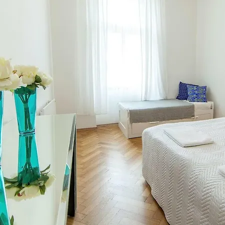 Wooden Decorated Near River And Central Bus Station Appartement *
