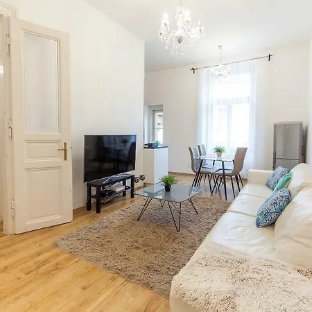 Wooden Decorated Near River And Central Bus Station Appartement *