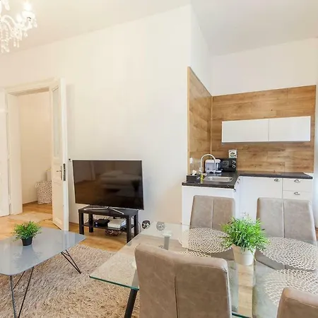 Appartement Wooden Decorated Near River And Central Bus Station *