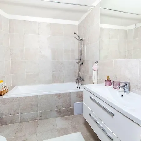 Appartement Wooden Decorated Near River And Central Bus Station Prague