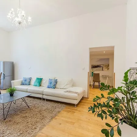 Appartement Wooden Decorated Near River And Central Bus Station Prague