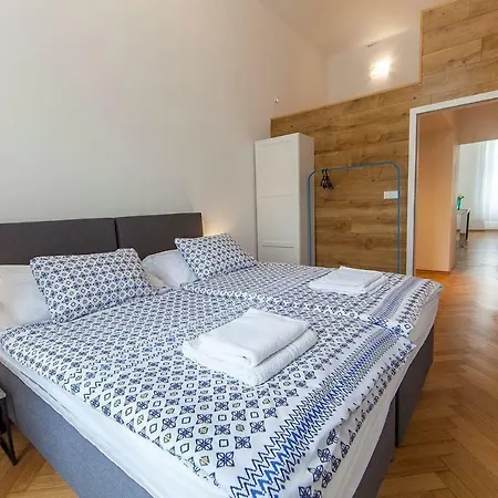 Appartement Wooden Decorated Near River And Central Bus Station *