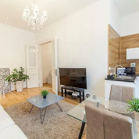Appartement Wooden Decorated Near River And Central Bus Station
