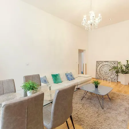 Appartement Wooden Decorated Near River And Central Bus Station