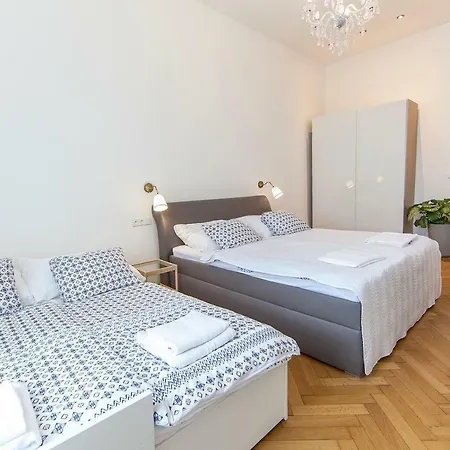 Appartement Wooden Decorated Near River And Central Bus Station