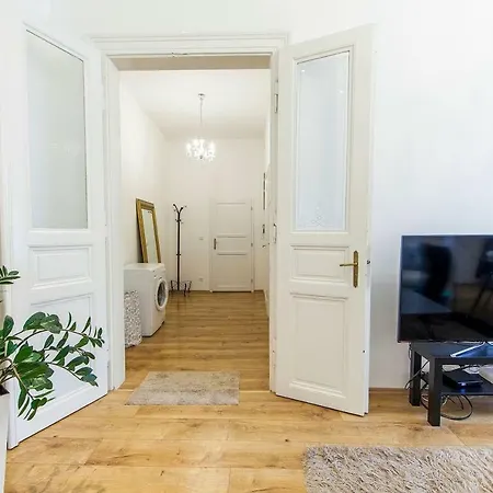 Appartement Wooden Decorated Near River And Central Bus Station