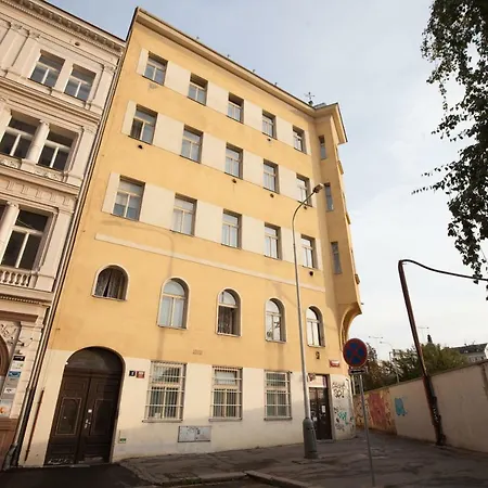 Wooden Decorated Near River And Central Bus Station Appartement *