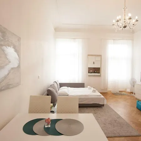 Appartement Wooden Decorated Near River And Central Bus Station *